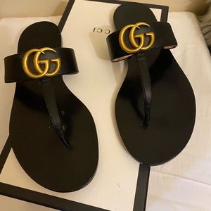 Gucci thong sandals in black with double g hardware in sizes 37.